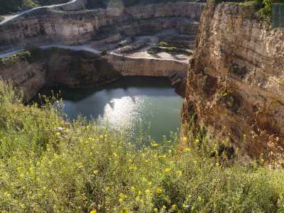 La roccia � formata da sedimenti argillosi e sabbiosi ed � capeggiata da una folta e lussureggiante macchia mediterranea disposta sinuosamente su gradoni che scendono e sfumano verso il centro